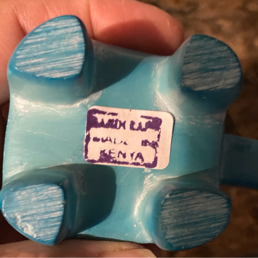 Hand-carved soapstone elephant tinted a charming turquoise with white detailing - Picture 5 of 6
